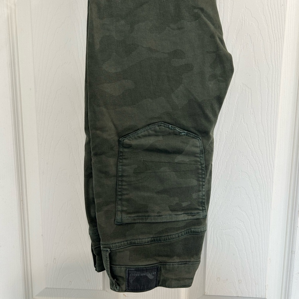 AMERICAN EAGLE CAMO SKINNY JEANS